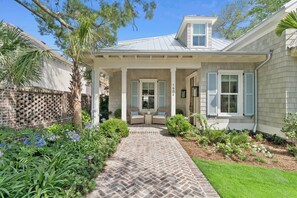 Exterior - Villa de Soleil – Brand-New Coastal Retreat on East Beach sleeps 16 with a Pool (St Simons Island)