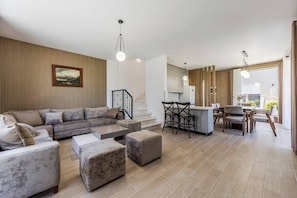 TV - Sea Garden Retreat | Modern Coastal Villa by PikHost (Gjiri i Lalzit)