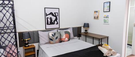 Iron/ironing board, internet, bed sheets