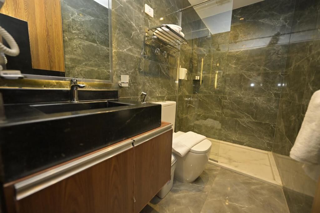 Luxury Triple Room, Balcony, City View | Bilik Mandi | Pengering rambut, selipar, tuala disediakan, sabun 