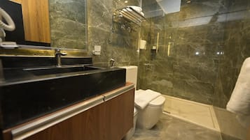 Luxury Triple Room, Balcony, City View | Bilik Mandi | Pengering rambut, selipar, tuala disediakan, sabun
