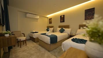 Luxury-Dreibettzimmer, Balkon, Stadtblick | Zimmersafe, schallisolierte Zimmer, kostenloses WLAN