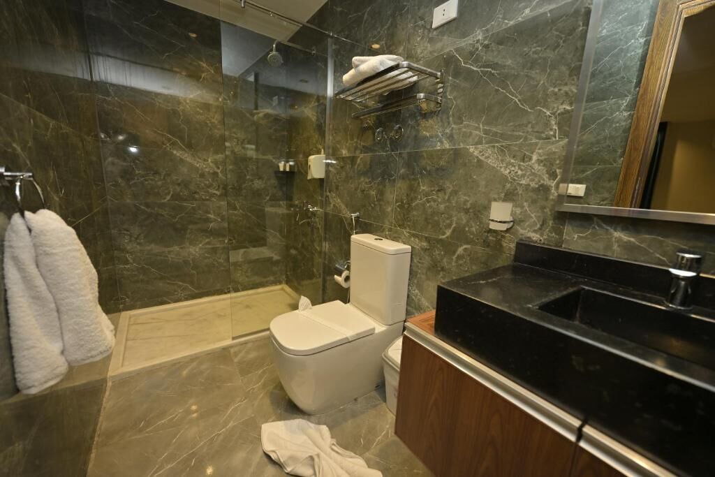 Luxury-Dreibettzimmer, Balkon, Stadtblick | Badezimmer | Haartrockner, Hausschuhe, Handtücher, Seife