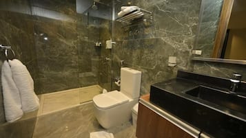 Luxury-Dreibettzimmer, Balkon, Stadtblick | Badezimmer | Haartrockner, Hausschuhe, Handtücher, Seife