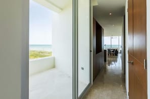 Ein Korridor führt zu einem Balkon mit Blick auf den Strand.
