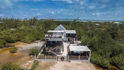 Cozy King bed suite in welcoming Caye Caulker with AC and pool