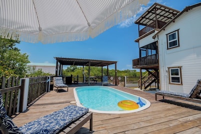 Cozy King bed suite in welcoming Caye Caulker with AC and pool