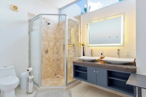 Dusche, Haartrockner, Handtücher, Seife