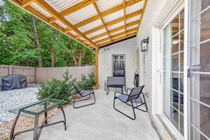 Terrace/patio - The Retreat at South Charlotte- Stylish 3BR Getaway, Family Friendly (Charlotte)