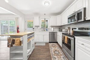 Private kitchen - The Retreat at South Charlotte- Stylish 3BR Getaway, Family Friendly (Charlotte)