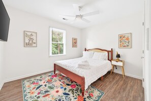 Room - The Retreat at South Charlotte- Stylish 3BR Getaway, Family Friendly (Charlotte)