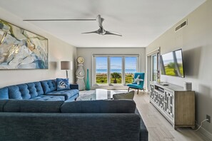TV - Beautiful Villa w/ Views & Amenities (Hilton Head Island)