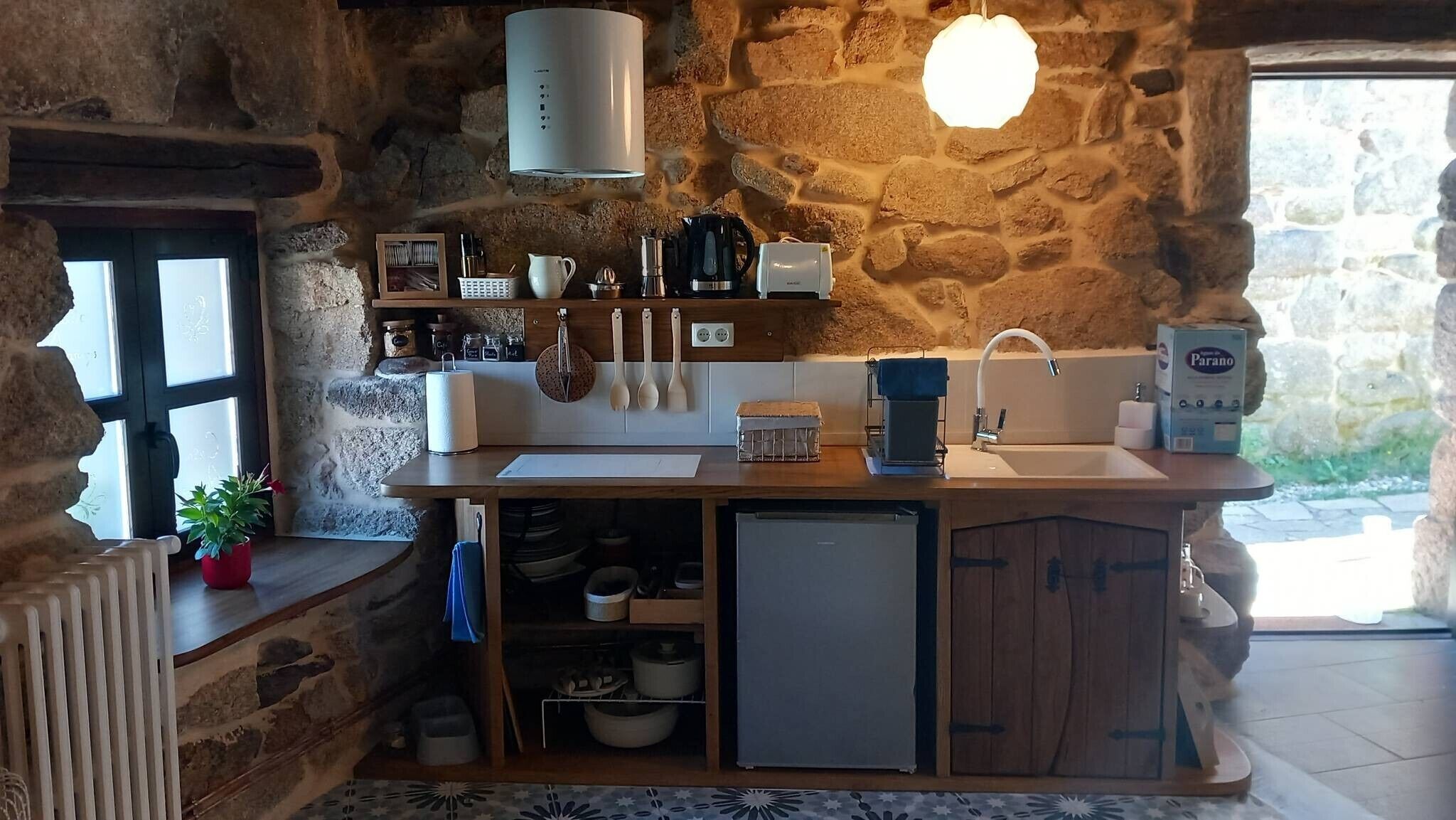 Kylskåp, mikrovågsugn, spishäll och kaffe- och tebryggare