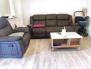 Room, 1 Bedroom, Smoking, Hot Tub | Living room