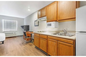 Kamar, 1 Tempat Tidur Double, bathtub difabel, Boleh Merokok | Dapur pribadi | Lemari es, microwave, kompor, dan lemari pembeku