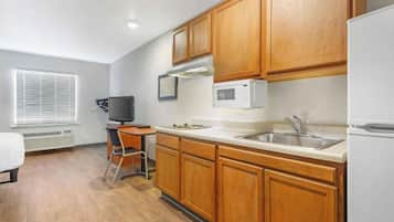 Room, 1 Double Bed, Accessible Bathtub, Smoking | Private kitchen