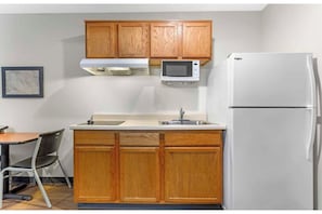 Lemari es, microwave, kompor, dan lemari pembeku