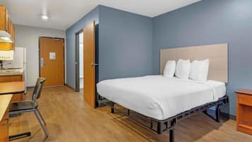 Tabla de planchar con plancha, wifi gratis y ropa de cama