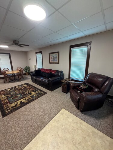 Eddys Cabin 1 bedroom sleeps 4, 1.5 miles from Lake Rathbun