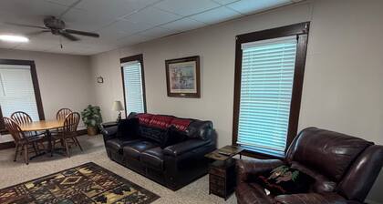 Eddys Cabin 1 bedroom sleeps 4, 1.5 miles from Lake Rathbun