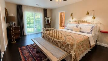 3 bedrooms, desk, iron/ironing board, travel cot