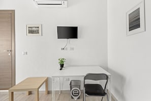 Interior - Camera chiara 1 – Essential comfort in the heart of Alghero ✨ (Alghero)