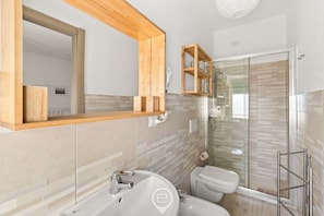 Bathroom - Camera chiara 1 – Essential comfort in the heart of Alghero ✨ (Alghero)