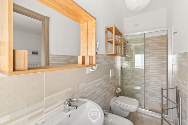 Bathroom - Camera chiara 1 – Essential comfort in the heart of Alghero ✨ (Alghero)