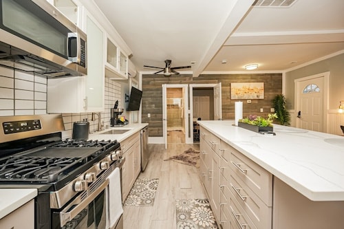 Cozy Cottage on 47th, near Downtown and Lake Erie