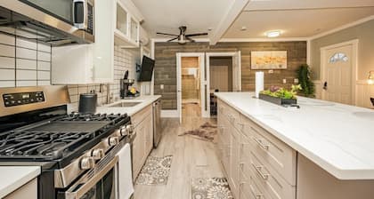 Cozy Cottage on 47th, near Downtown and Lake Erie
