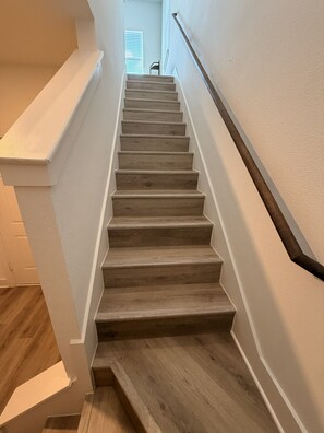 Eine Treppe mit Holzsitzen und weißen Wänden.