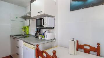 Apartment, Garden View | Private kitchen | Fridge, microwave, stovetop, cookware/dishes/utensils