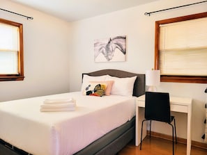 Iron/ironing board, Internet, bed sheets - 23PL - 4 Bedroom/2 Bath - Chinatown, McCormick Place (Chicago)