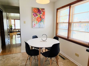 Dining - 23PL - 4 Bedroom/2 Bath - Chinatown, McCormick Place (Chicago)