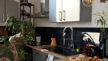 Køleskab, mikrobølgeovn, ovn, kogeplade