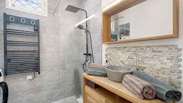 Douche, sèche-cheveux, serviettes fournies