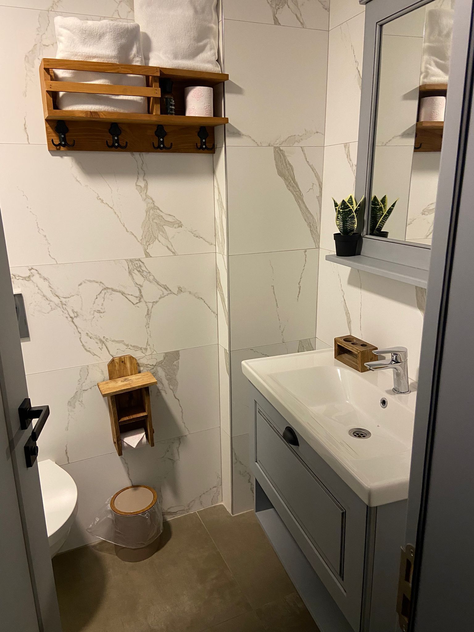 Deluxe Twin kamer, balkon | Badkamer | Een douche, gratis toiletartikelen, een haardroger, handdoeken