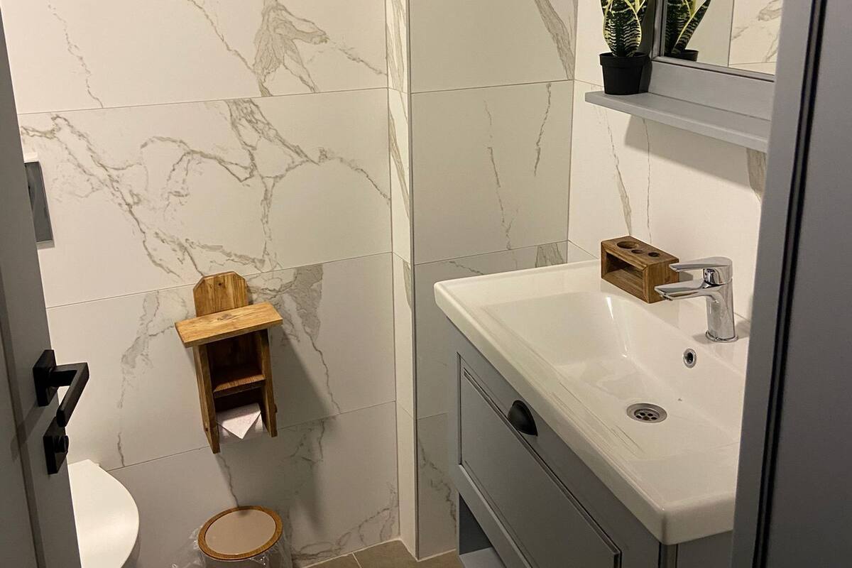 Deluxe Twin Room, Balcony | Bathroom | Shower, free toiletries, hair dryer, towels