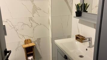 Deluxe-Zweibettzimmer, Balkon | Badezimmer | Dusche, kostenlose Toilettenartikel, Haartrockner, Handtücher