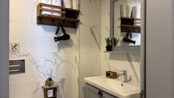 Ducha, artículos de higiene personal gratuitos y secador de pelo