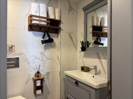 Ducha, artículos de higiene personal gratuitos y secador de pelo