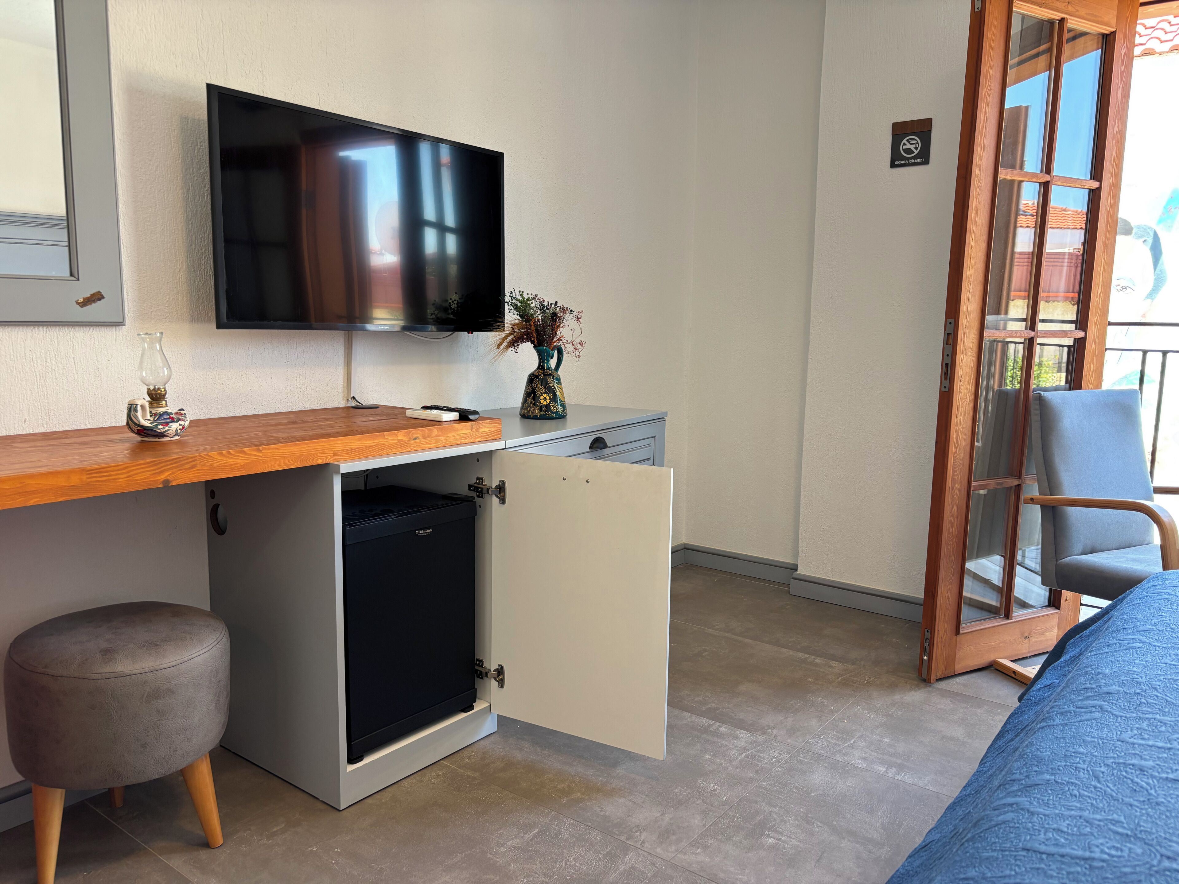 Schreibtisch, laptopgeeigneter Arbeitsplatz, kostenloses WLAN