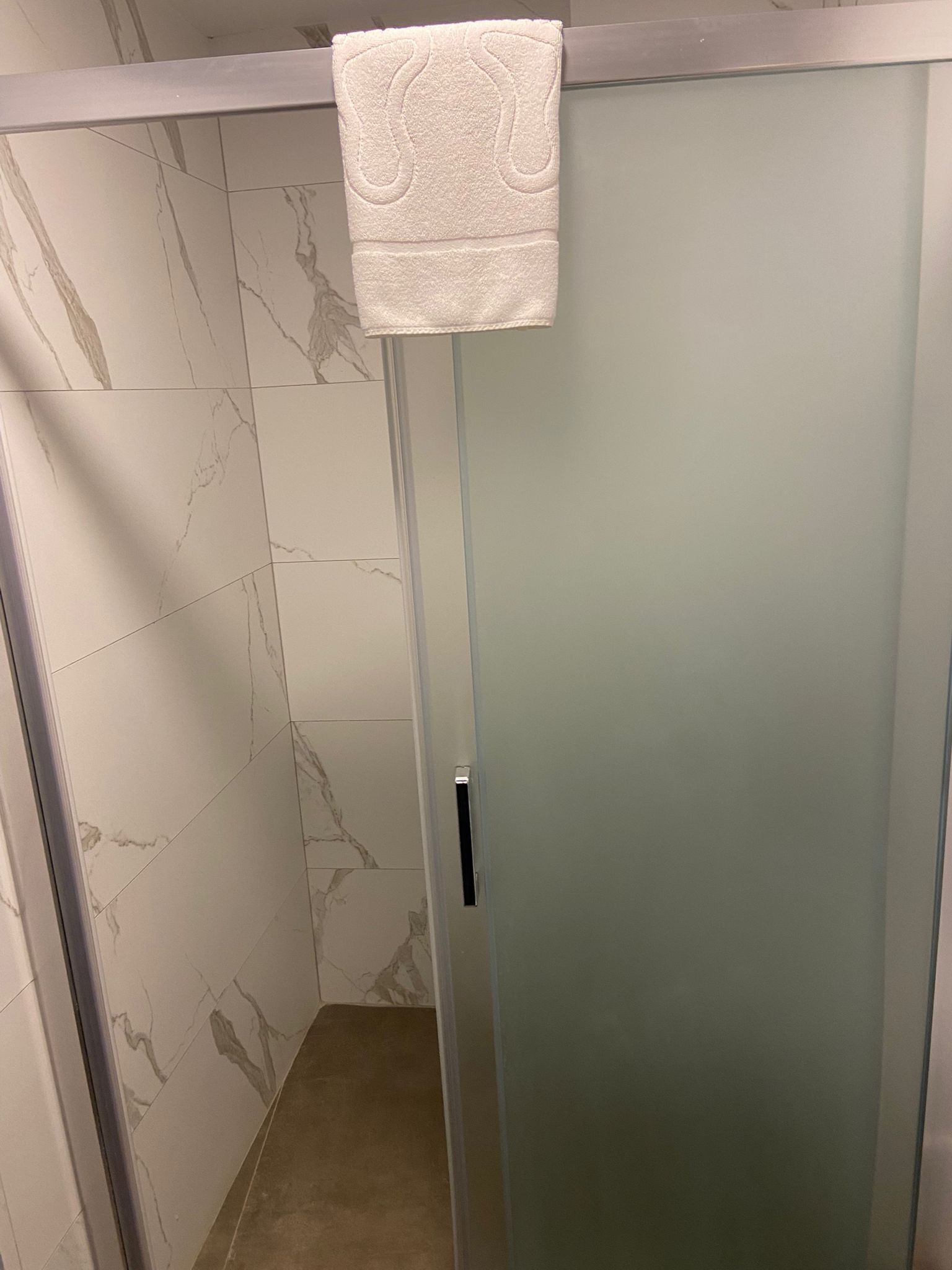 Deluxe-Zweibettzimmer, Balkon | Badezimmer | Dusche, kostenlose Toilettenartikel, Haartrockner, Handtücher