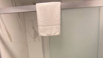 Deluxe-Zweibettzimmer, Balkon | Badezimmer | Dusche, kostenlose Toilettenartikel, Haartrockner, Handtücher
