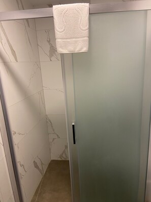 Habitación Deluxe con 2 camas individuales, balcón | Baño | Ducha, artículos de higiene personal gratuitos y secador de pelo