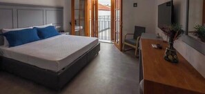 Kahden hengen comfort-huone, parveke | Työpöytä, kannettavalle tietokoneelle sopiva työtila, ilmainen Wi-Fi
