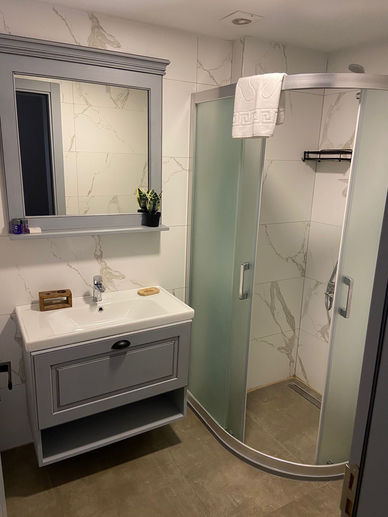 Deluxe-Zweibettzimmer, Balkon | Badezimmer | Dusche, kostenlose Toilettenartikel, Haartrockner, Handtücher