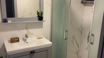 Deluxe-Zweibettzimmer, Balkon | Badezimmer | Dusche, kostenlose Toilettenartikel, Haartrockner, Handtücher