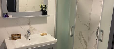 Chambre Confort double, balcon | Salle de bain | Douche, articles de toilette (gratuits), séchoir à cheveux