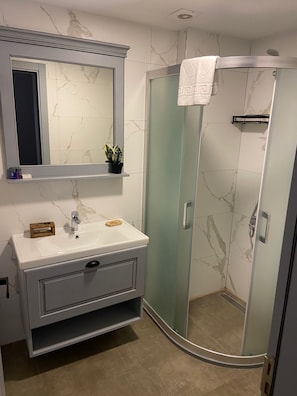 Deluxe Twin kamer, balkon | Badkamer | Een douche, gratis toiletartikelen, een haardroger, handdoeken